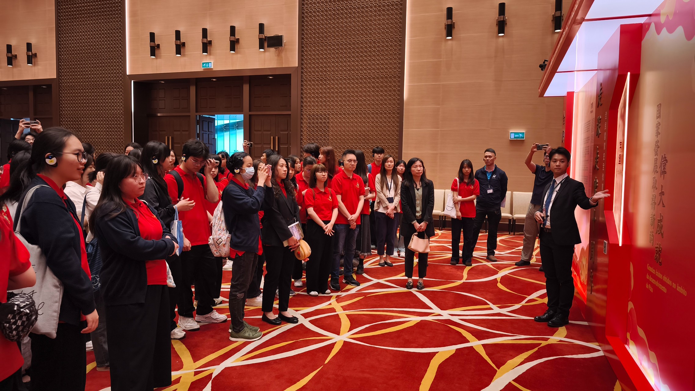 Teachers and students listen carefully to the lecture.
