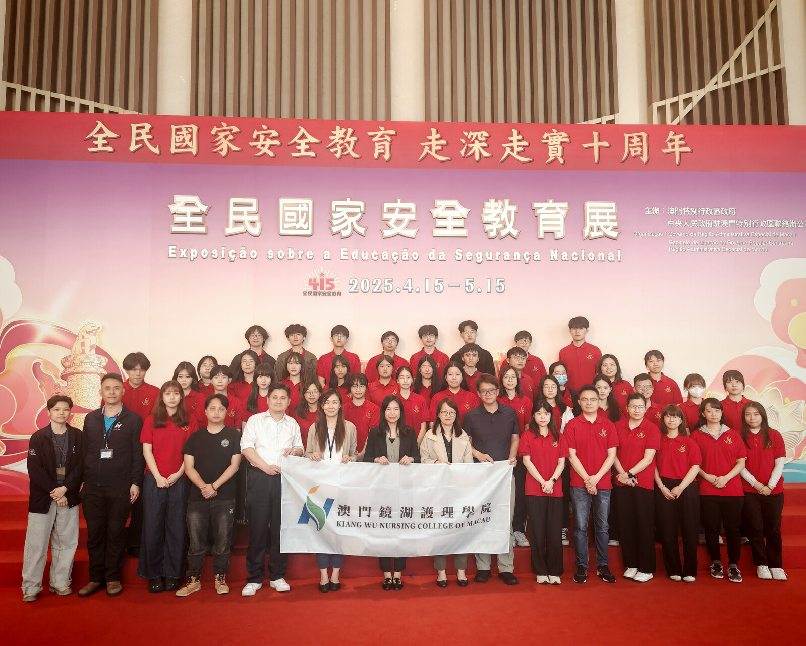Teachers and students take a group photo
