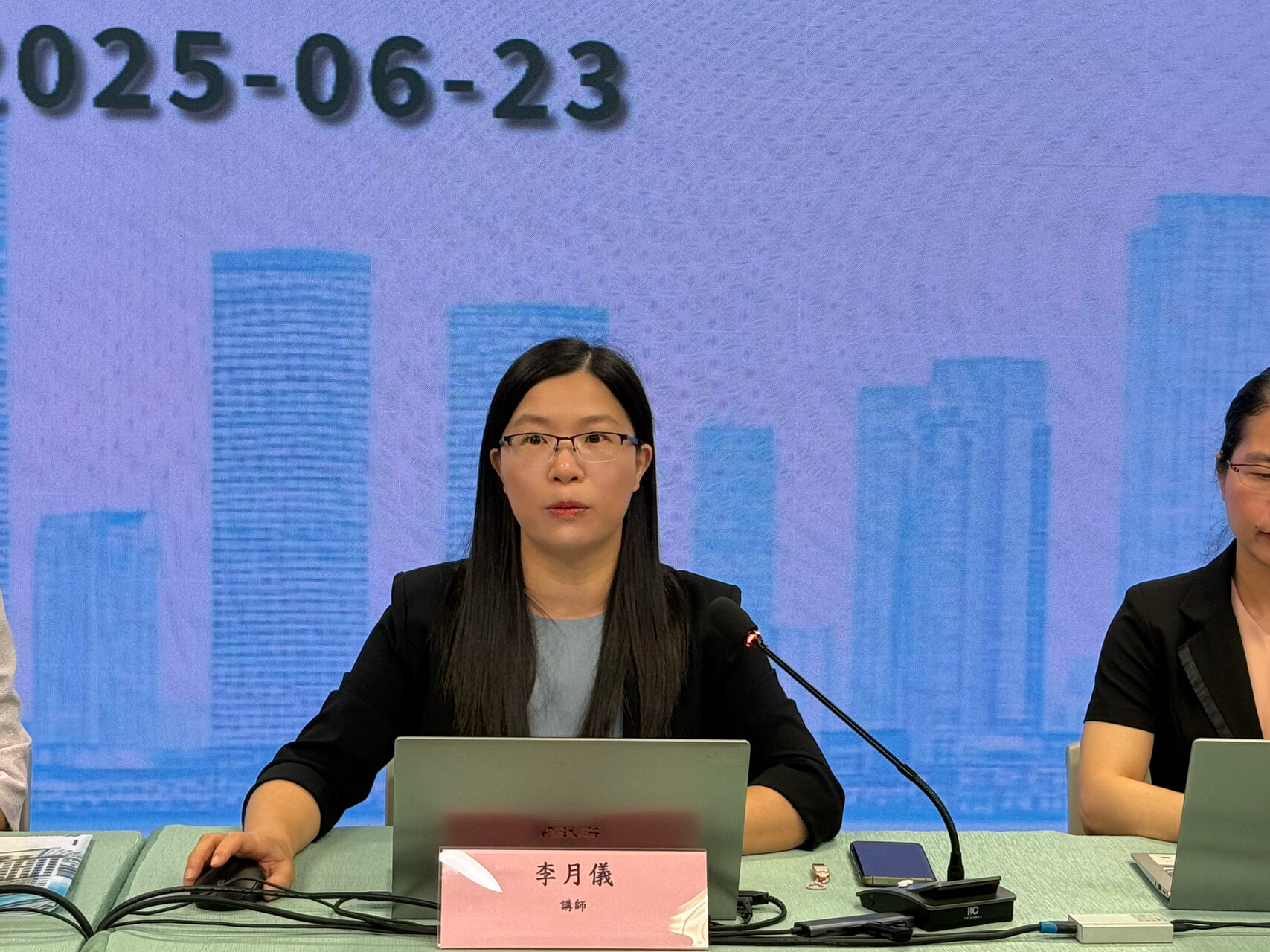 Lecturer Li Yueyi shares research findings on cross-border nursing simulation education